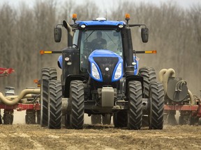 Chris Cowan plants seed corn in a field that last year held wheat on the Cowan farm near Melbourne west London, Ont. on Wednesday May 2, 2018. Using GPS technology they are planting the corn within a thin strip of soil that was fertilized rather than fertilizing the entire field, minimizing runoff and with less tillage, lessoning the erosion in the fields of valuable topsoil. Mike Hensen/The London Free Press/Postmedia Network  video available ORG XMIT: POS1805021427099089 ORG XMIT: POS1805040950322211