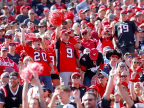 Les fans applaudissent alors que les Stampeders de Calgary affrontent les Elks d'Edmonton au stade McMahon lors de la Classique de la fête du Travail le 5 septembre 2022.