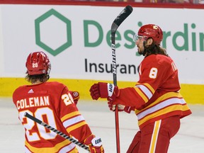 Le défenseur des Flames de Calgary Chris Tanev célèbre un but contre le Kraken de Seattle avec l'attaquant Blake Coleman au Scotiabank Saddledome de Calgary le lundi 3 octobre 2022.