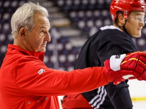 L'entraîneur-chef des Flames de Calgary Darryl Sutter lors du camp d'entraînement de hockey de la LNH à Calgary le vendredi 23 septembre 2022.