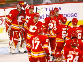 Le gardien des Flames de Calgary Jacob Markstrom et son équipe ont battu l'Avalanche du Colorado lors de leur match d'ouverture de la saison au Scotiabank Saddledome de Calgary le jeudi 13 octobre 2022.