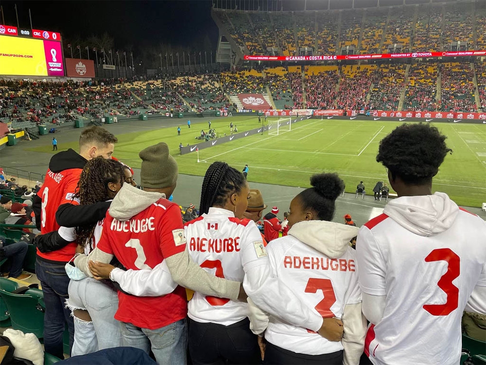 La famille Adekugbe de Calgary ravie de participer à la Coupe du monde de soccer