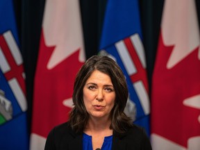 La première ministre de l'Alberta, Danielle Smith, prend la parole lors d'une conférence de presse après le discours du Trône à Edmonton, le mardi 29 novembre 2022. LA PRESSE CANADIENNE/Jason Franson