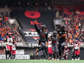 O wide receiver do BC Lions, Keon Hatcher, cabeceia a bola para a end zone para um touchdown depois de receber como Dominique Rhymes (19) e Jevon Cottoy na semifinal da Divisão Oeste contra o Calgary Stampeders no BC Place em Vancouver no domingo, 6 de novembro de 2022 .