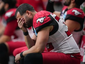 O kicker do Calgary Stampeders, Rene Paredes, fica no banco no final do segundo tempo da derrota do time para o BC Lions nas semifinais da Divisão Oeste no BC Place em Vancouver no domingo, 6 de novembro de 2022.
