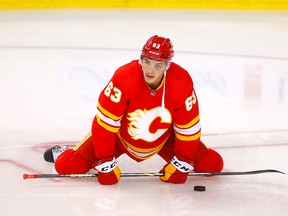 Na snímke Adam Rosica pred zápasom so Seattle Kraken na šampionáte NHL v Scotiabank Saddledome v Calgary v utorok 1. novembra 2022.