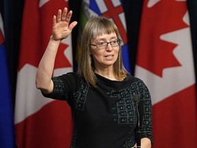 La médecin hygiéniste en chef de l'Alberta, la Dre Deena Hinshaw, portant sa célèbre robe de table périodique lors d'une mise à jour sur la COVID-19 le 19 mars 2020.