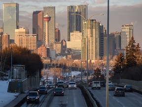 Les voitures se déplacent le long de Macleod Trail avec la ligne d'horizon de Calgary en arrière-plan le lundi 12 décembre 2022.