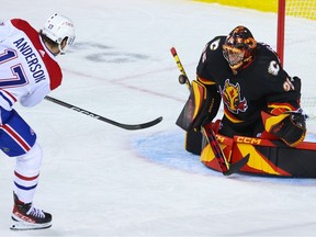 Le gardien des Flames de Calgary, Jacob Markstrom, arrête un tir de l'attaquant des Canadiens de Montréal Josh Anderson au Scotiabank Saddledome de Calgary, le jeudi 1er décembre 2022.