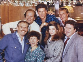 Casat of the TV series "Cheers" (rear, from left to right): Kelsey Grammer, Ted Danson, Woody Harrelson; (front, from left to right): John Ratzenberger, Rhea Perlman, Kirstie Alley and George Wendt.