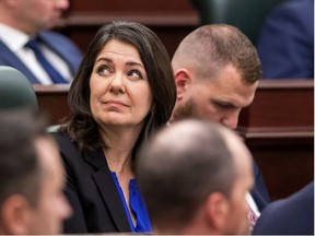 La première ministre Danielle Smith regarde dans la tribune alors que le discours du Trône est prononcé à l'Assemblée législative de l'Alberta le 29 novembre 2022.