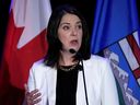 La première ministre de l'Alberta, Danielle Smith, s'adresse à la chambre de commerce de Calgary le 18 novembre 2022. 