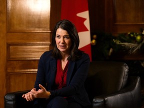 La première ministre de l'Alberta, Danielle Smith, s'adresse à Postmedia lors d'une entrevue de fin d'année dans son bureau de l'Assemblée législative de l'Alberta, à Edmonton, le mercredi 14 décembre 2022.