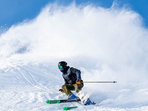 Un skieur profite des conditions de début de saison à la station de ski de Lake Louise dans le parc national de Banff à partir du télésiège du sommet le samedi 10 décembre 2022. AL CHAREST / POSTMEDIA