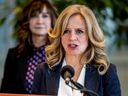 NDP-leider Rachel Notley kondigt het plan van haar partij aan om op 11 januari 2023 de uitkeringen, inkomenssteun en AISH-betalingen voor senioren te herstellen naar waar ze waren vóór de UCP-wijzigingen in 2019, wat $ 218 miljoen zou kosten.