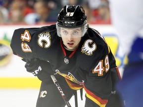 Jakob Pelletier ist während seines ersten NHL-Spiels gegen die Tampa Bay Lightning im Scotiabank Saddledome am 21. Januar 2023 in Calgary abgebildet.