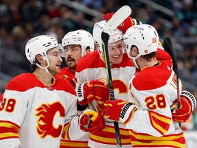 Les Flames de Calgary célèbrent un but du défenseur Nikita Zadorov contre le Seattle Kraken au Climate Pledge Arena de Seattle le vendredi 27 janvier 2023.
