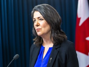 La première ministre Danielle Smith donne des détails sur la législation sur la souveraineté de l'Alberta dans une loi du Canada uni le 29 novembre 2022.