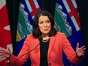 La première ministre de l'Alberta, Danielle Smith, s'entretient avec les médias au McDougall Centre à Calgary le mardi 10 janvier 2023.