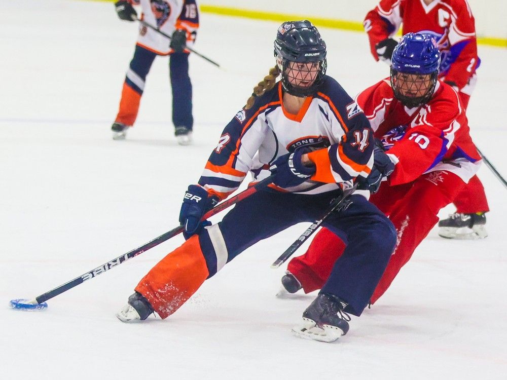 Emily Dodd van Calgary Fusion, links, en Karley Clark van Zone 2 Blaze strijden om de ring tijdens de U19AA Division Finals van het Esso Golden Ring Tournament 2023 op zondag 19 januari 2023. 22 januari 2023. La Fusion won met 4-3 in verlenging bij de Northeast Sportsplex.