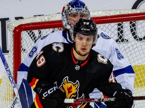 Calgary Flame Jakob Pelletier beim NHL-Hockey gegen die Tampa Bay Lightning im Scotiabank Saddledome in Calgary am Samstag, 21. Januar 2023.