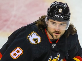 Calgary Flames-verdediger Chris Tanev raakte maandag geblesseerd in de wedstrijd tegen de Columbus Blue Jackets.