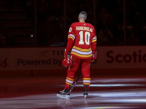 Jonathan Huberdeau # 10 des Flames de Calgary avant le match contre les Hurricanes de la Caroline au Scotiabank Saddledome le 22 octobre 2022.