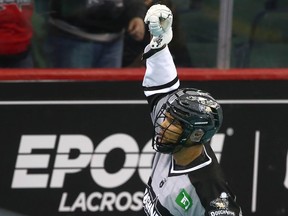 Jeff Cornwall feiert sein erstes Tor mit den Calgary Roughnecks in einem Spiel gegen Toronto Rock auf dem WestJet Field im Scotiabank Saddledome in Calgary am 28. Januar 2023.