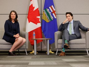 La première ministre de l'Alberta, Danielle Smith, rencontre le premier ministre canadien Justin Trudeau alors que les premiers ministres provinciaux et territoriaux se réunissent pour discuter des soins de santé à Ottawa, Ontario, Canada, le 7 février 2023.