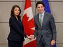 La première ministre de l'Alberta, Danielle Smith, rencontre le premier ministre du Canada, Justin Trudeau, alors que les premiers ministres provinciaux et territoriaux se réunissent pour discuter des soins de santé à Ottawa, Ontario, Canada, le 7 février 2023.