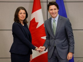 La première ministre de l'Alberta, Danielle Smith, rencontre le premier ministre canadien Justin Trudeau alors que les premiers ministres provinciaux et territoriaux se réunissent pour discuter des soins de santé à Ottawa, Ontario, Canada, le 7 février 2023.