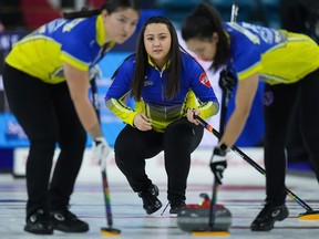 Alberta-kapitein Kayla Skrlik, centrale verdediger, kijkt naar haar schot als eerste Ashton Skrlik, links, en derde sweep Brittany Tran terwijl ze op Prince Edward Island speelden tijdens het Scotties Tournament of Hearts in het Sandman Centre in Kamloops, B.C. op dinsdag 21 februari.  2023.
