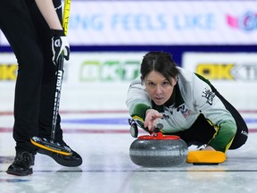 Wild Card 2-teamcaptain Casey Scheidegger gooit een steen tijdens het spelen met New Brunswick op het Scotties Tournament of Hearts in het Sandman Centre in Kamloops, B.C., dinsdag 21 februari 2023.