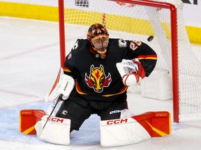 Le gardien des Flames de Calgary Jacob Markstrom est marqué par l'Avalanche du Colorado Mikko Rantanen en première période dans la LNH au Scotiabank Saddledome de Calgary le mercredi 18 janvier 2023.