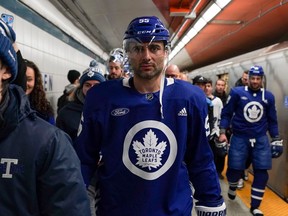 Le défenseur des Maple Leafs de Toronto, Mark Giordano, sort du métro pour se rendre à un entraînement extérieur au Nathan Phillips Square à Toronto, le 12 février 2023.
