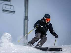Rich Burkley geniet van enkele bochten onder de Summit-stoeltjeslift nadat hij als nieuwe General Manager bij het Lake Louise Ski Resort-team is gekomen.