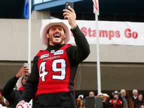 Calgary Stampeders Alex Singleton terwijl duizenden fans kwamen opdagen toen de stad Calgary een rally hield om de overwinning van de Calgary Stampeders in de 106th Grey Cup te vieren, een 27-16 overwinning op de Calgary RedBlacks Ottawa naar Calgary op dinsdag 27 november 2018 Darren Makowichuk/Postmedia