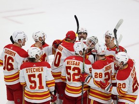 Calgary Flames-doelverdediger Jacob Markstrom wordt omringd door teamgenoten om de 1-0 overwinning van het team te vieren in een shootout tegen de Minnesota Wild in het Xcel Energy Center in St. Paul, Minnesota op dinsdag 7 maart 2023.
