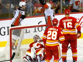 Calgary Flames-doelverdediger Jacob Markstrom wordt gescoord door de Anaheim Ducks tijdens de tweede periode van de NHL in de Scotiabank Saddledome in Calgary op vrijdag 10 maart 2023. Darren Makowichuk/Postmedia