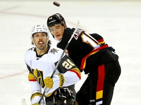 Calgary Flames-Verteidiger Nikita Zadorov kämpft am Donnerstag, den 23. März 2023, im Scotiabank Saddledome in Calgary gegen den Stürmer Chandler Stephenson von Vegas Golden Knights.