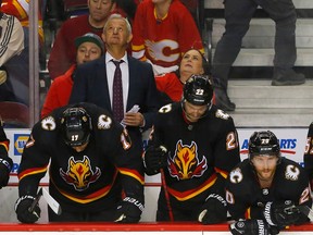 Die Bank der Calgary Flames ist in den letzten Sekunden einer Niederlage gegen die Vegas Golden Knights im Scotiabank Saddledome in Calgary am Donnerstag, dem 23. März 2023, abgebildet.