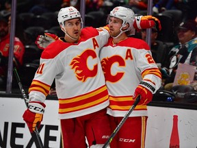Calgary Flames-centrum Elias Lindholm viert zijn powerplay-goal gescoord tegen de Anaheim Ducks met centrum Mikael Backlund tijdens de derde periode in het Honda Center in Anaheim op 21 maart 2023.