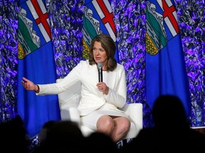 La première ministre Danielle Smith prend la parole lors du dîner à guichets fermés des chefs de l'UCP au Hyatt Regency de Calgary le mercredi 22 mars 2023.