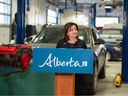 Adriana LaGrange, minister van Onderwijs van Alberta, spreekt op maandag 17 april 2023 op een persconferentie in de automonteurwinkel van Forest Lawn High School.