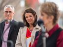 Premier Danielle Smith kijkt toe hoe burgemeester Jyoti Gondek op dinsdag 25 april spreekt tijdens een persconferentie en een aankondiging doet over een toekomstig evenementencentrum in Calgary.