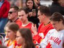 Calgary Flames-spelers Michael Stone, links, Andrew Mangiapane, Nikita Zadorov en Canadese dameshockeyteamveteraan Rebecca Johnston wonen de persconferentie bij voor een aankondiging over een toekomstig evenementencentrum in Calgary op dinsdag 25 april.