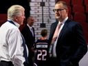 President van Hockey Operations Brian Burke en General Manager Brad Treliving van de Calgary Flames praten voorafgaand aan de eerste ronde van de 2022 Upper Deck NHL Draft in het Bell Centre op 7 juli 2022 in Montreal, Que.