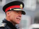 Politiechef Mark Neufeld van Calgary vertrekt nadat hij op donderdag 13 april 2023 de media in Calgary had toegesproken bij de meest recente schietpartij in Kensington.