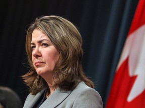 Alberta Premier Danielle Smith spreekt tijdens een persconferentie in het McDougall Centre in Calgary op 3 april.