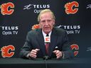 Calgary Flames interim GM Don Maloney spreekt de media toe op maandag 1 mei 2023. Het team heeft aangekondigd dat het Darryl Sutter vervangt als hoofdtrainer.